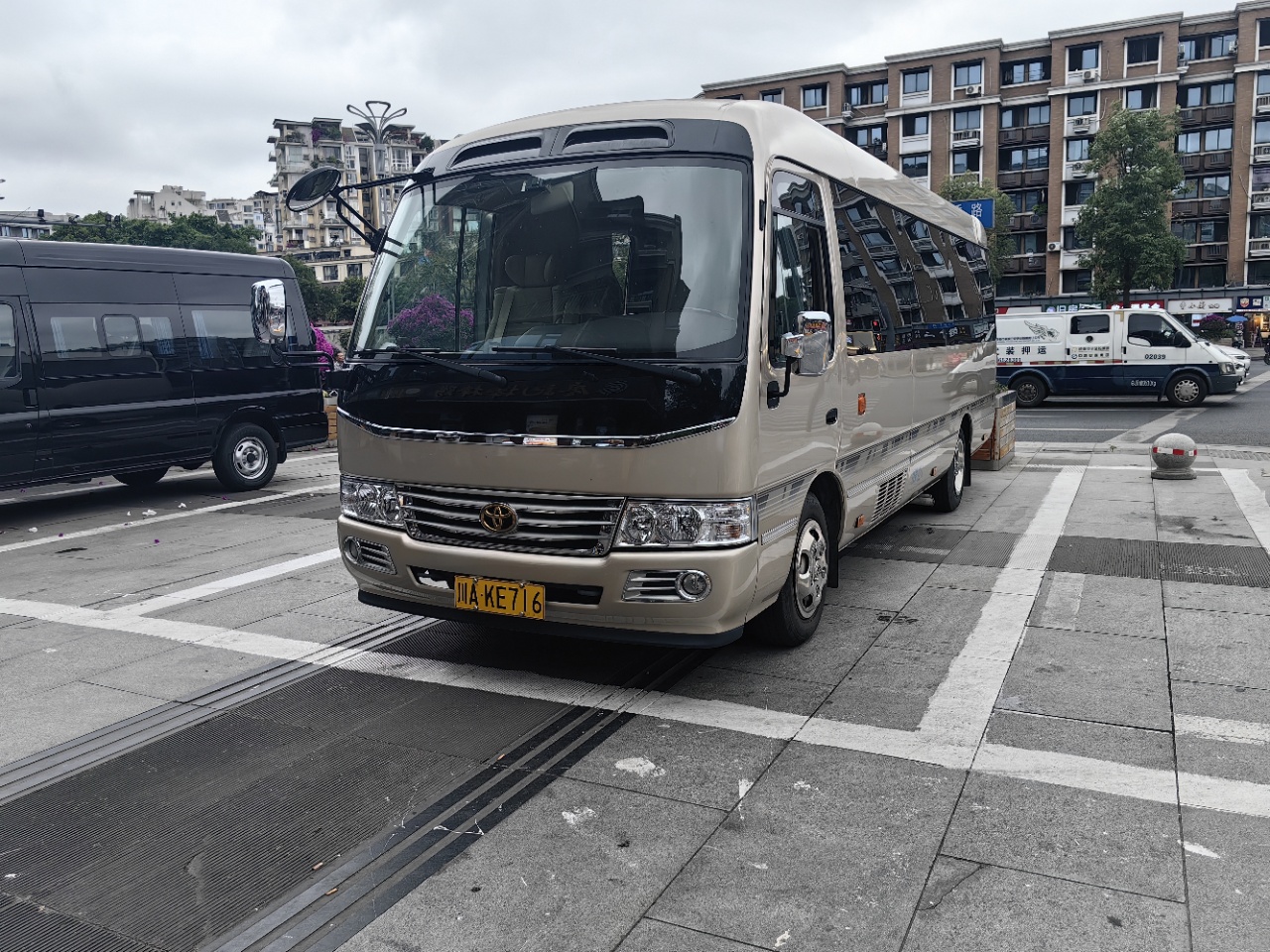 成都租考斯特推荐：老司机带你从座位数看到保险单，这五个硬指标不核实等于白花钱