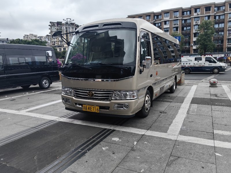 成都租考斯特推荐：老司机带你从座位数看到保险单，这五个硬指标不核实等于白花钱